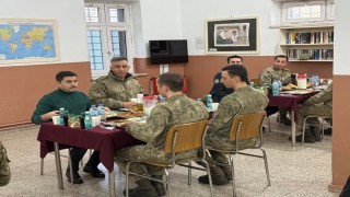 Kaymakam Bulut, sınırda Mehmetçik ile iftar açtı