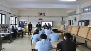 Kaymakam meslek lisesi öğrencileri ile birlikte derse katıldı