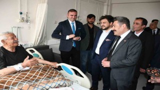 Kaymakam Özçelikten hastalara bayram ziyareti