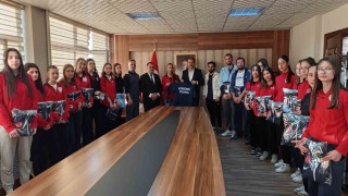 Kaymakamdan şampiyon kızlara eşofman hediyesi