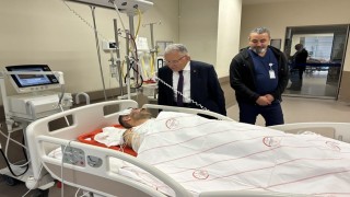 Kayseri Büyükşehir Belediye Başkanr Büyükkılıçtan şantiyede yaralanan işçiye ziyaret