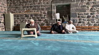 Kayseride vatandaşlar 8 asırlık camide itikafa girdi