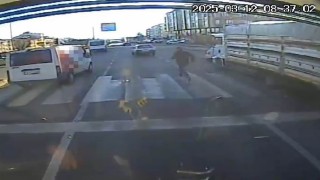 Kaza yapıp indiği aracın peşinden metrelerce koştu: Bingölde bir garip zincirleme trafik kazası