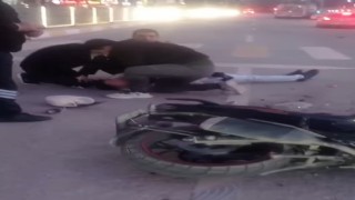 Kazada yaralanan motosiklet sürücüsüne, yoldan geçen doktor müdahale etti