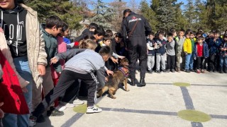 Keçiborluda Jandarma Köpek Timleri öğrencilere mesleği tanıttı