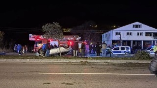 Kediye çarpmamak için manevra yapınca taklalar attı; 2 yaralı