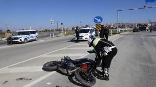 Keşanda otomobil ile çarpışan motosikletin sürücüsü ağır yaralandı