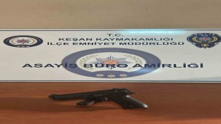Keşanda polisin üst arması yaptığı şüpheliden ruhsatsız tabanca ele geçirildi