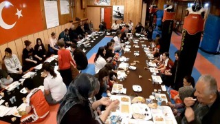 Kick boksçular hem spor hem de iftar yaptı