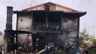 Kırıkkalede korkutan yangın: Alevler tüpü patlattı, iki katlı ev küle döndü