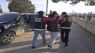 Kırmızı bültenle aranan firari İzmirde yakalandı