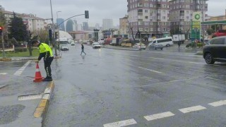 Kırmızı ışık ihlali yapan araç öğrencilere çarptı