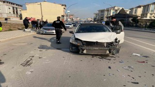 Kocaelide 2 otomobil çarpıştı: 1 yaralı
