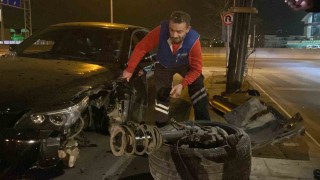 Kocaelide aydınlatma direğine çarpan otomobilin tekerleği koptu: 3 yaralı