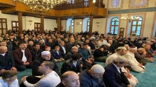 Kocaelide vatandaşlar bayram namazı için camiye akın etti