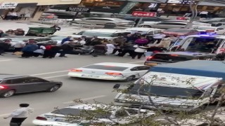 Kocaelinde korkunç kaza: Motosikletten düşen kadına kamyonet çarptı