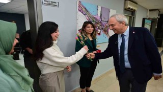 Kocagözden belediyenin emekçi kadınlarına karanfil