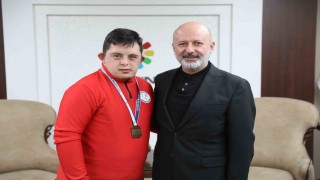Kocasinan Sporcusu Mehmet Taşdemir, Down Futsal Avrupa Şampiyonası için hazırlanıyor