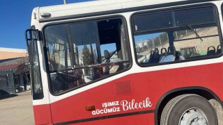 Kontak kapatan minibüsçüler belediyenin otobüsünü taşladı