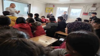 Konteyner sınıflarda kalan öğrencilere yazarlık mesleği anlatıldı