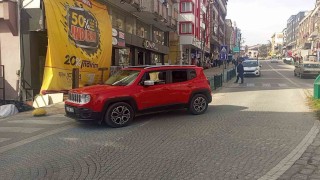 Kontrolden çıkan araç çitlere daldı, faciadan dönüldü