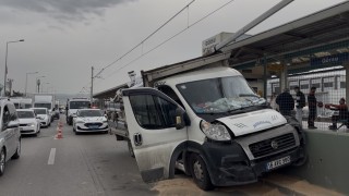 Kontrolden çıkan kamyonet metro bariyerlerine vurdu