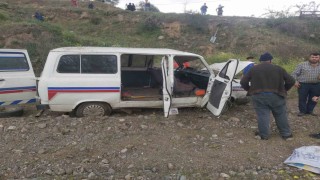 Kontrolden çıkan minibüs şarampole yuvarlandı