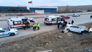 Kontrolden çıkan otomobil araziye devrildi: 3 yaralı