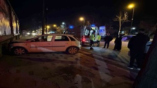 Kontrolden çıkan otomobil duvara çarparak durabildi