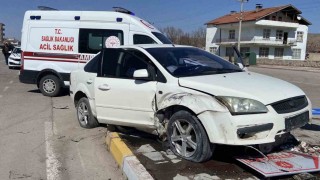 Kontrolden çıkan otomobil refüje çıktı: 1 yaralı