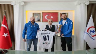 Konuralp Beyleri başarılarını Özlü ile paylaştı