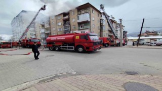 Konyada 5 katlı binanın çatısında yangın çıktı
