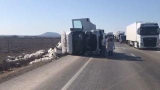 Konyada devrilen tırın sürücüsü yaralandı
