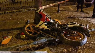 Konyada kontrolden çıkan motosiklet ağaca çarptı: 1i ağır 2 yaralı