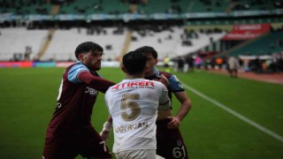 Konyaspor - Trabzonspor maçının uzatma dakikalarında kavga çıktı