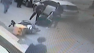 Köpeklerden kaçmaya çalışan motokurye kaza yaptı