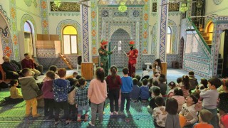 Köşk Müftülüğü camiyi oyun parkına çevirdi, mihrapta imam yerine Hacivat-Karagöz yer aldı