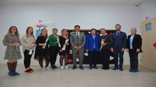 Köyceğizde kadın öğretmenlere karanfil takdiminde bulunuldu