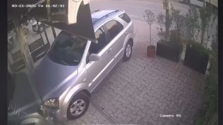 Kuaförlük yapan kiracısının dükkanına otomobille daldı...