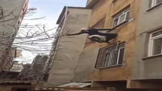 Küçükçekmecede psikolojik rahatsızlığı olan kadın camdan atladı