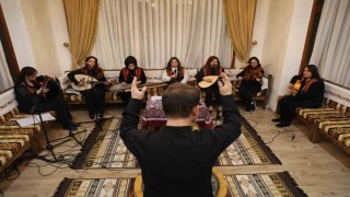 Kürsübaşına kadın eli değdi, izleyenler hayran kaldı