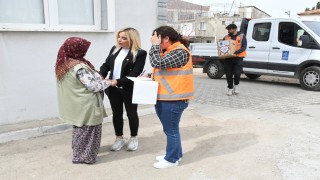 Kuşadası Belediyesi Ramazan ayında 3 bin 500 haneye gıda kolisi ulaştırdı
