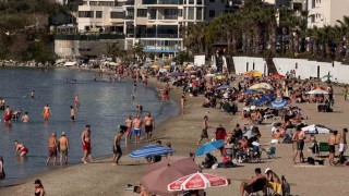 Kuşadasına yaz geldi, plajlar doldu