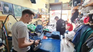 Kuşadasında berberler ve terziler sabaha kadar çalıştı