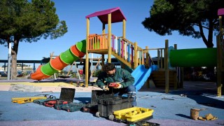 Kuşadasının parkları baharla birlikte yenileniyor