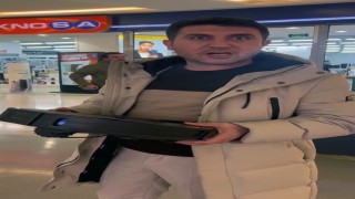 Kusurlu ürün çileden çıkarttı, akıllı süpürgeyi Teknosa mağazası önünde parçaladı