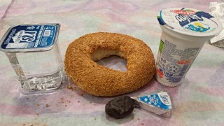 Kütahyada hurma, su, ayran, peynir ve simitle iftar