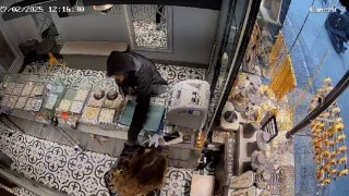 Kuyumcuya girdi, stres yapma sıkarım, gençliğine yazık olur deyip altınları istedi