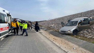 Kuzey Marmarada kazaya karışan otomobil istinat duvarına çıktı