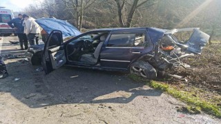 Lastiği patlayan otomobile yangın söndürme tüpü taşıyan kamyonet çarptı: 3 yaralı